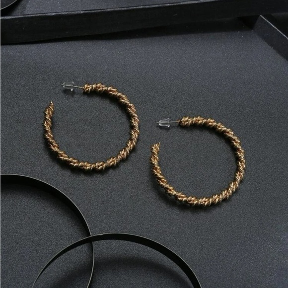 ✨ 18k gold tone hoop earrings ✨​ - Picture 2 of 5